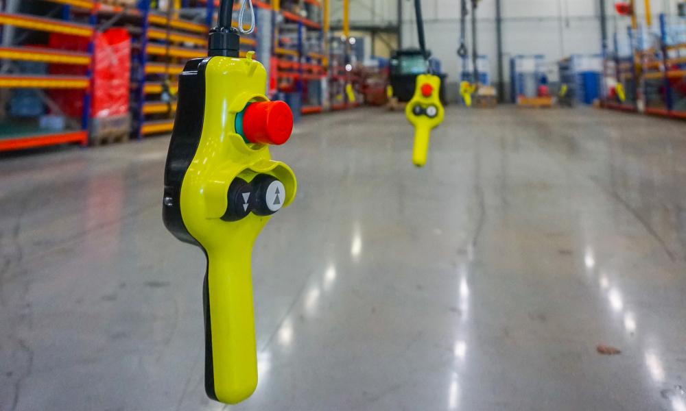 Kettingtakels, GIS, Teleflex, elektrische kettingtakels, elektrische kettingtakels GIS, elektrische kettingtakels Teleflex, project Teleflex, hijsmiddelenindustrie, hangdrukknopkast GIS