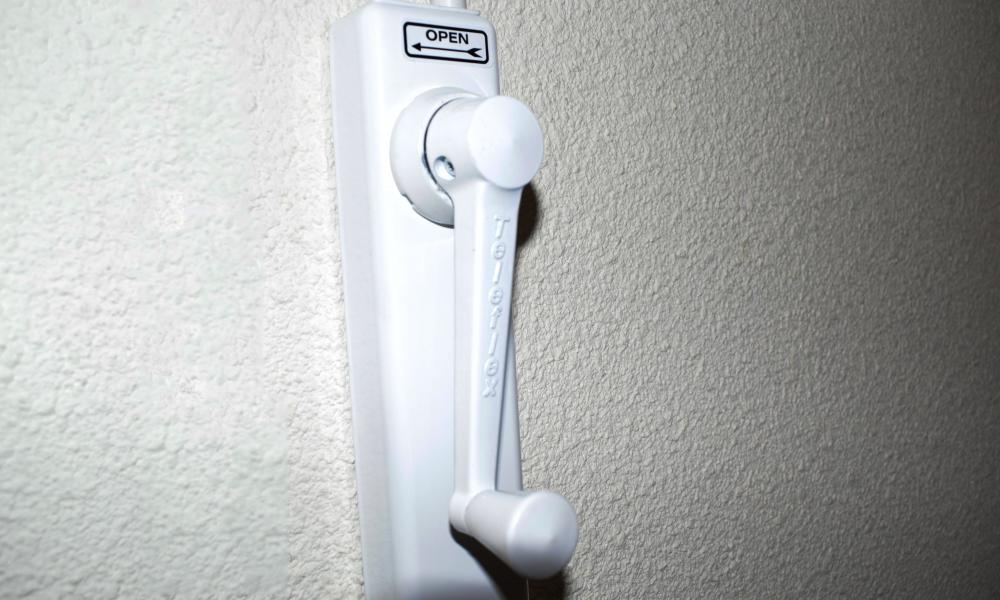 Teleflex, Teleflex Mechanische raambediening, Mechanische raambediening, Mechanische raamopener, natuurlijke ventilatie, Teleflex clearline, raambediening uitzetraam, raambediening binnenvalraam, bovenraamsluiting, bovenraamsluiting Teleflex, bovenraam bedienbaar maken, Teleflex bedieningsdoos, Teleflex Midi bedieningsdoos