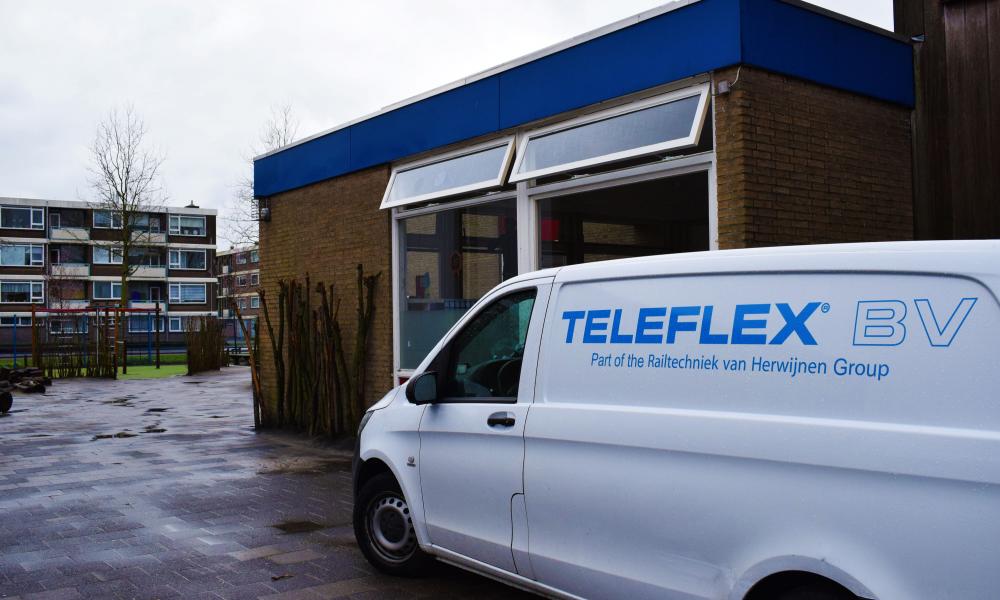 Teleflex, Teleflex Mechanische raambediening, Mechanische raambediening, Mechanische raamopener, natuurlijke ventilatie, Teleflex clearline, raambediening uitzetraam, raambediening binnenvalraam, bovenraamsluiting, bovenraamsluiting Teleflex, bovenraam bedienbaar maken