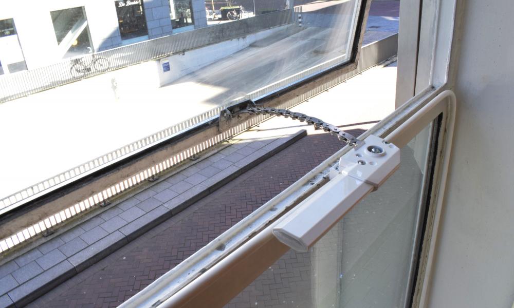 Teleflex, Mechanische raambediening, Teleflex mechanische raambediening, Teleflex raamdoos, Teleflex midi bedieningsdoos, Midi bedieningsdoos, Raamdoos, Teleflex natuurlijke ventilatie, natuurlijke ventilatie, oplossing bovenramen, Teleflex bovenraamsluitingen, raamopener, Teleflex raamopener, raambedieningen