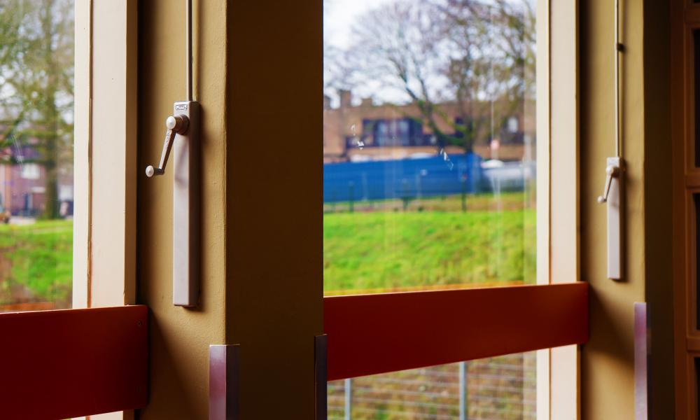 Teleflex, mechanische raambediening, Teleflex mechanische raabediening, raamopener, raamopener teleflex, midi bedieningsdoos, raamdoos, midi bedieningsdoos teleflex, raamdoos teleflex, uitzetramen oplossing, uitzetramen oplossing teleflex, natuurlijke ventilatie, natuurlijke ventilatie teleflex, gezond binnenklimaat, gezond binnenklimaat teleflex, oplossing natuurlijke ventilatie, oplossing natuurlijke ventilatie teleflex