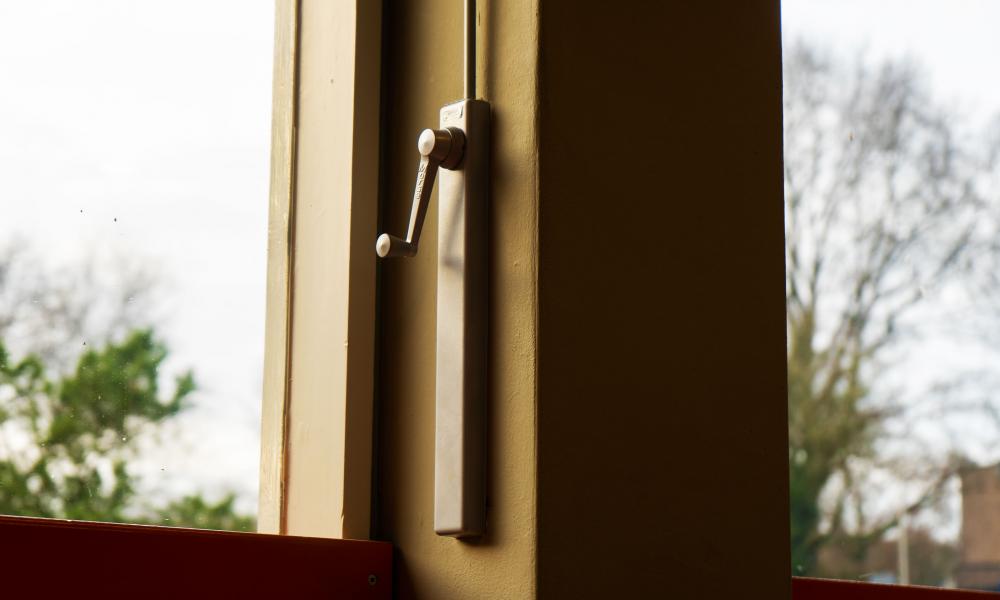 Teleflex, mechanische raambediening, Teleflex mechanische raabediening, raamopener, raamopener teleflex, midi bedieningsdoos, raamdoos, midi bedieningsdoos teleflex, raamdoos teleflex, uitzetramen oplossing, uitzetramen oplossing teleflex, natuurlijke ventilatie, natuurlijke ventilatie teleflex, gezond binnenklimaat, gezond binnenklimaat teleflex, oplossing natuurlijke ventilatie, oplossing natuurlijke ventilatie teleflex