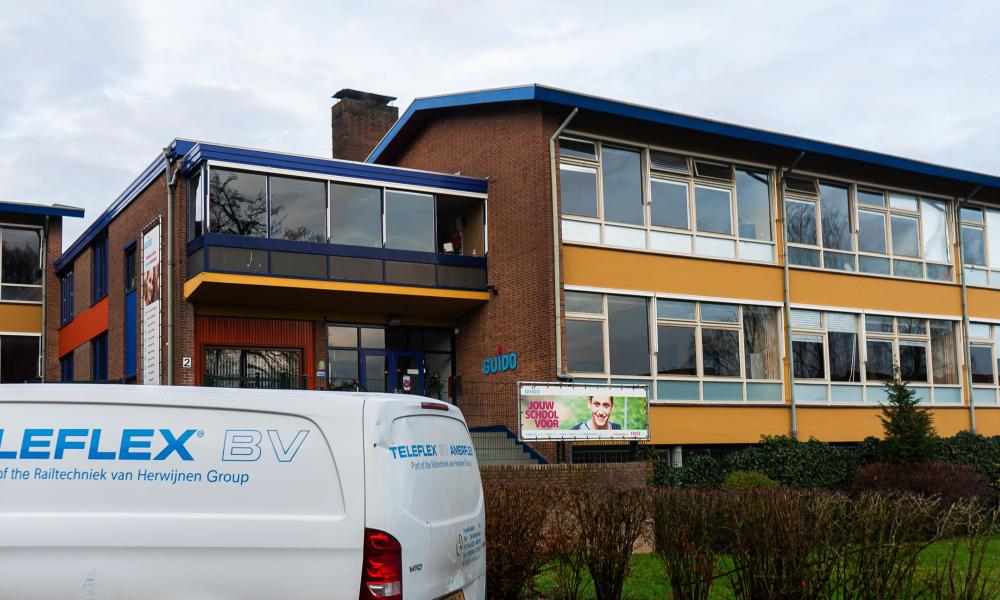 Teleflex, mechanische raambediening, Teleflex mechanische raabediening, raamopener, raamopener teleflex, midi bedieningsdoos, raamdoos, midi bedieningsdoos teleflex, raamdoos teleflex, uitzetramen oplossing, uitzetramen oplossing teleflex, natuurlijke ventilatie, natuurlijke ventilatie teleflex, gezond binnenklimaat, gezond binnenklimaat teleflex, oplossing natuurlijke ventilatie, oplossing natuurlijke ventilatie teleflex