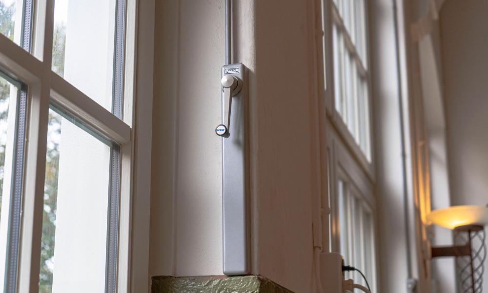 Teleflex, Teleflex Mechanische raambediening, Mechanische raambediening, Mechanische raamopener, natuurlijke ventilatie, Teleflex clearline, raambediening uitzetraam, raambediening binnenvalraam, bovenraamsluiting, bovenraamsluiting Teleflex, bovenraam bedienbaar maken